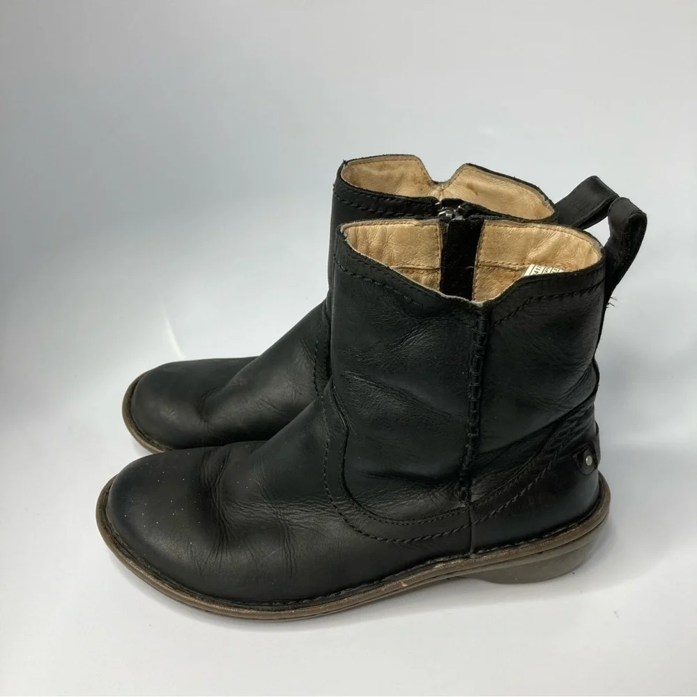 UGG Neevah short boot‎ black leather Shearling lined size 7